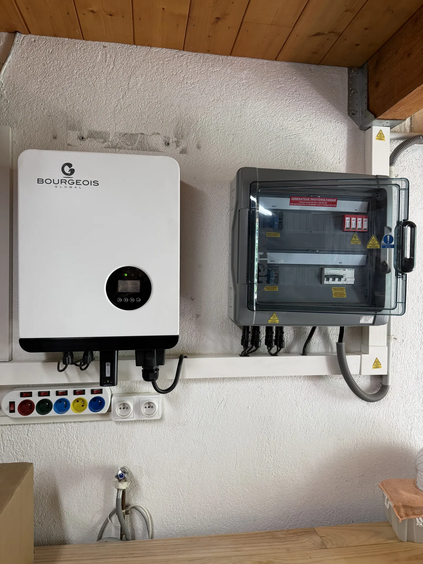 Onduleur Bourgeois Global triphasé après remplacement par Energio Solar à Mas-Saintes-Puelles