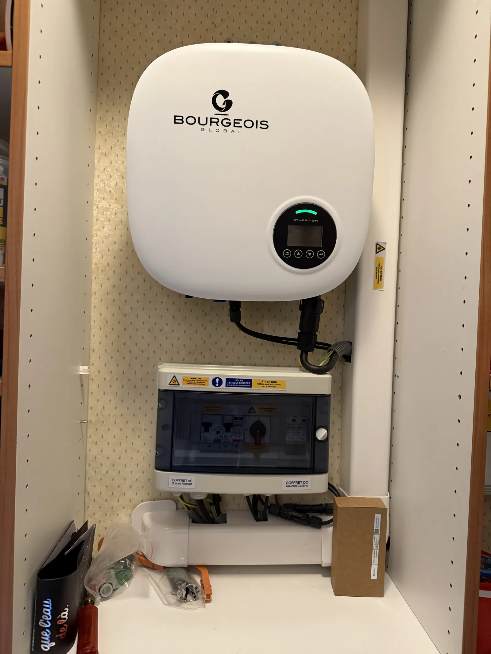 Onduleur Bourgeois Global installé lors du remplacement d’un onduleur en panne à Corps en Isère