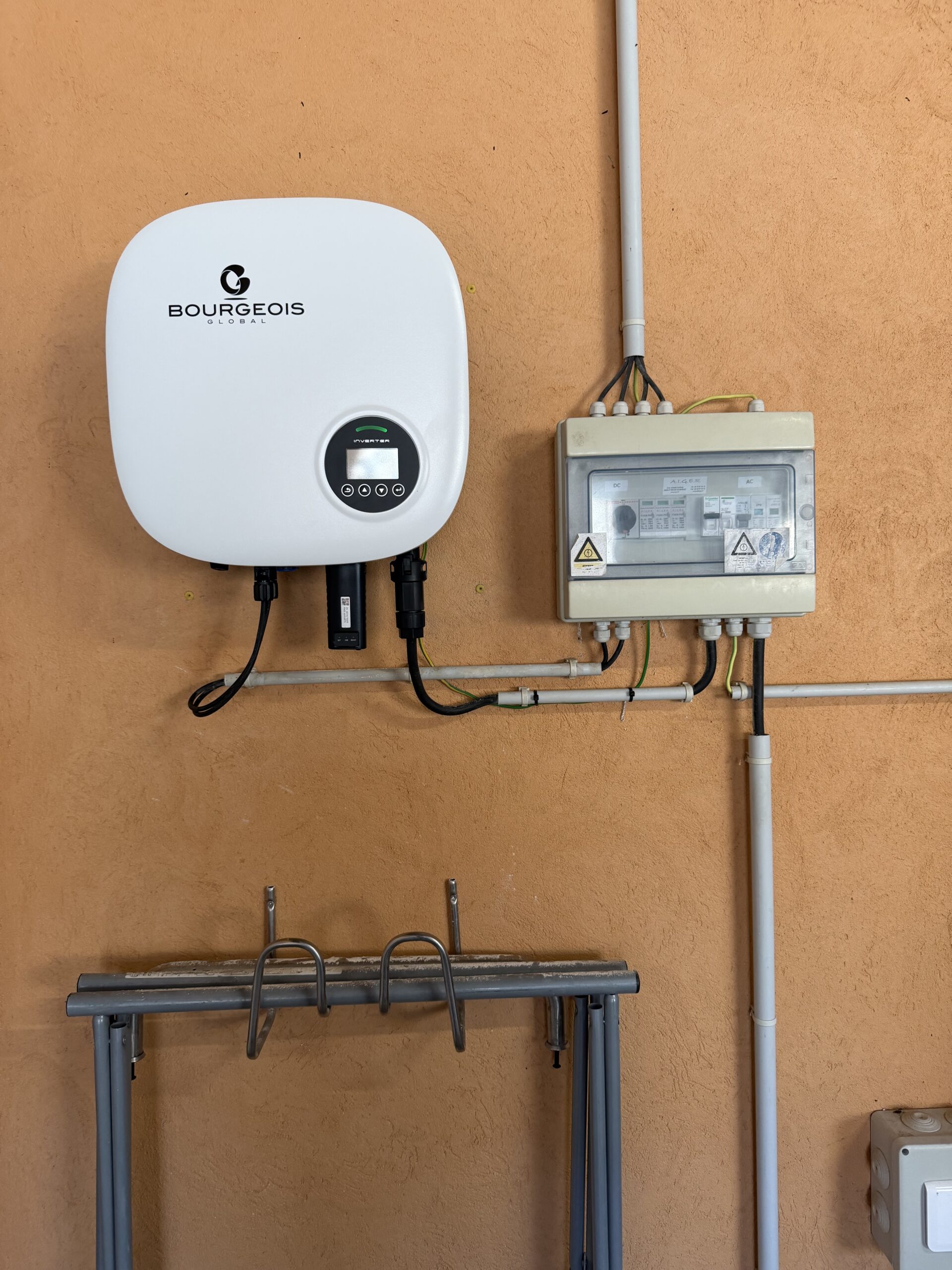 Nouvel onduleur photovoltaïque Bourgeois Global à Istres après remplacement par Energio Solar