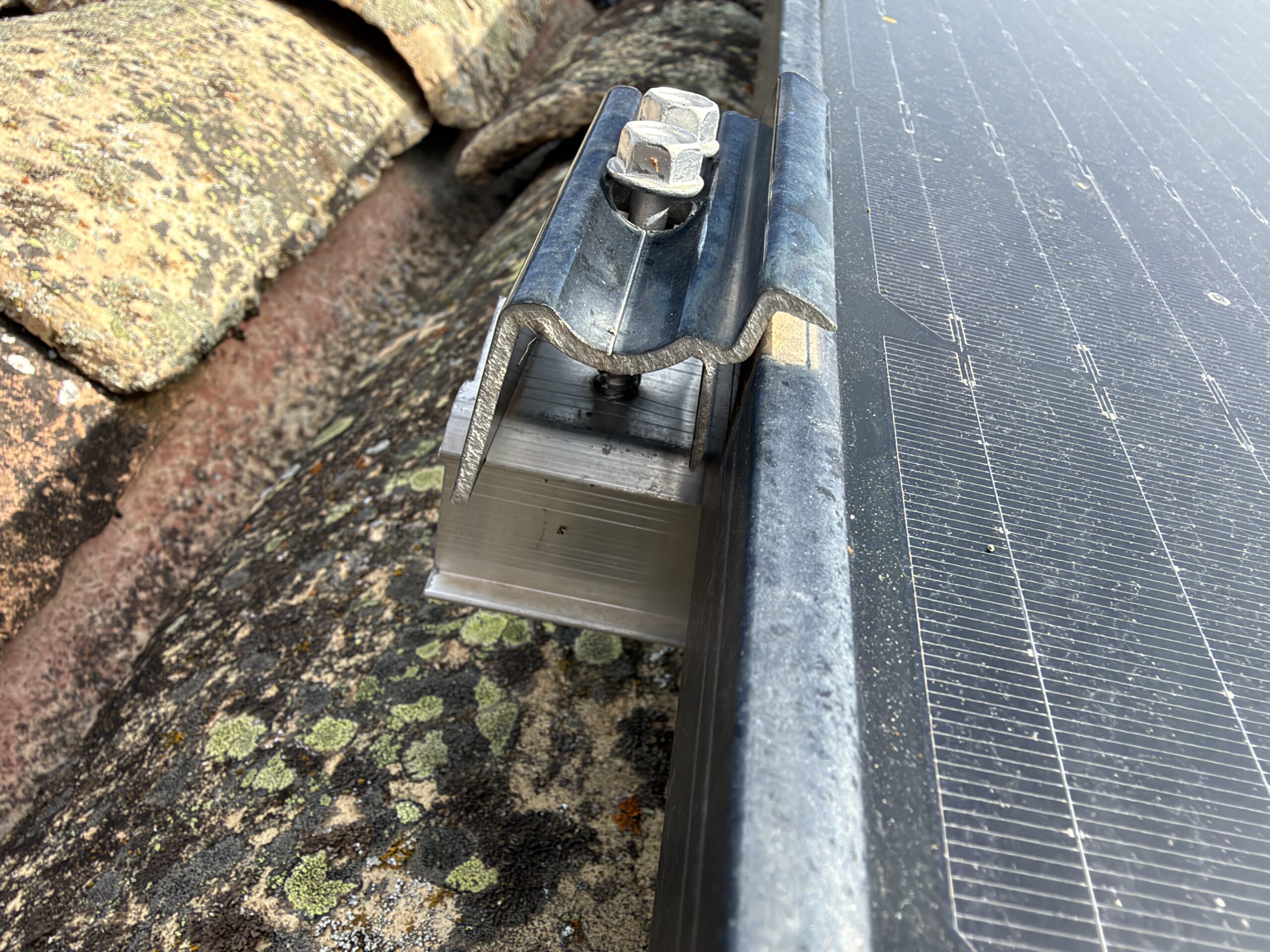 Fixation d’un panneau photovoltaïque sur toiture à Sisteron avant intervention d’Energio Solar